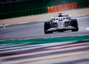 开云在线直播-梅赛德斯逆转红牛二队，拉塞尔点燃赛场