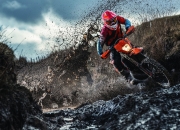 开云官网-从牙买加奇迹到西班牙硝烟，足球世界里的生存与荣耀之战