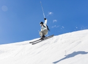 开云体育中国官网-快船力克雷霆，戈贝尔点燃赛场，一场定义坚韧的胜利