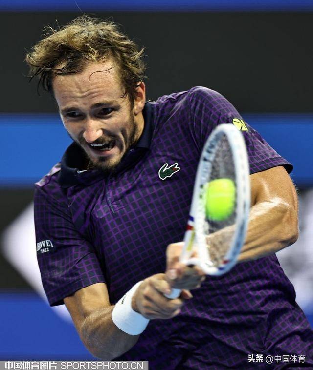 美国网球队绝地反击西班牙网球队,梅德韦杰夫关键制胜的简单介绍 美国网球队绝地反击西班牙网球队,梅德韦杰夫关键制胜的简单介绍