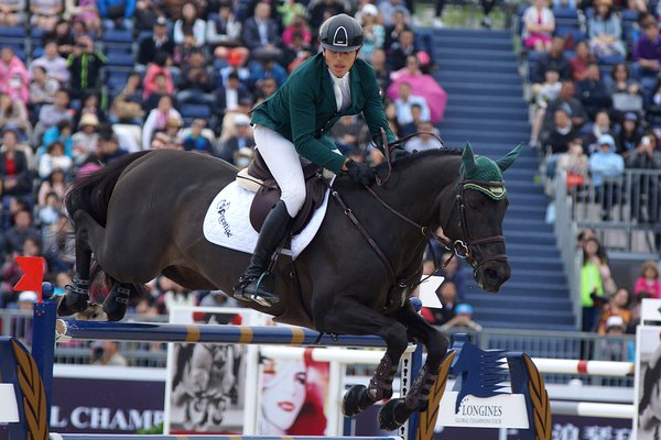 沙特阿拉伯选手获得赛马比赛冠军 沙特阿拉伯选手获得赛马比赛冠军