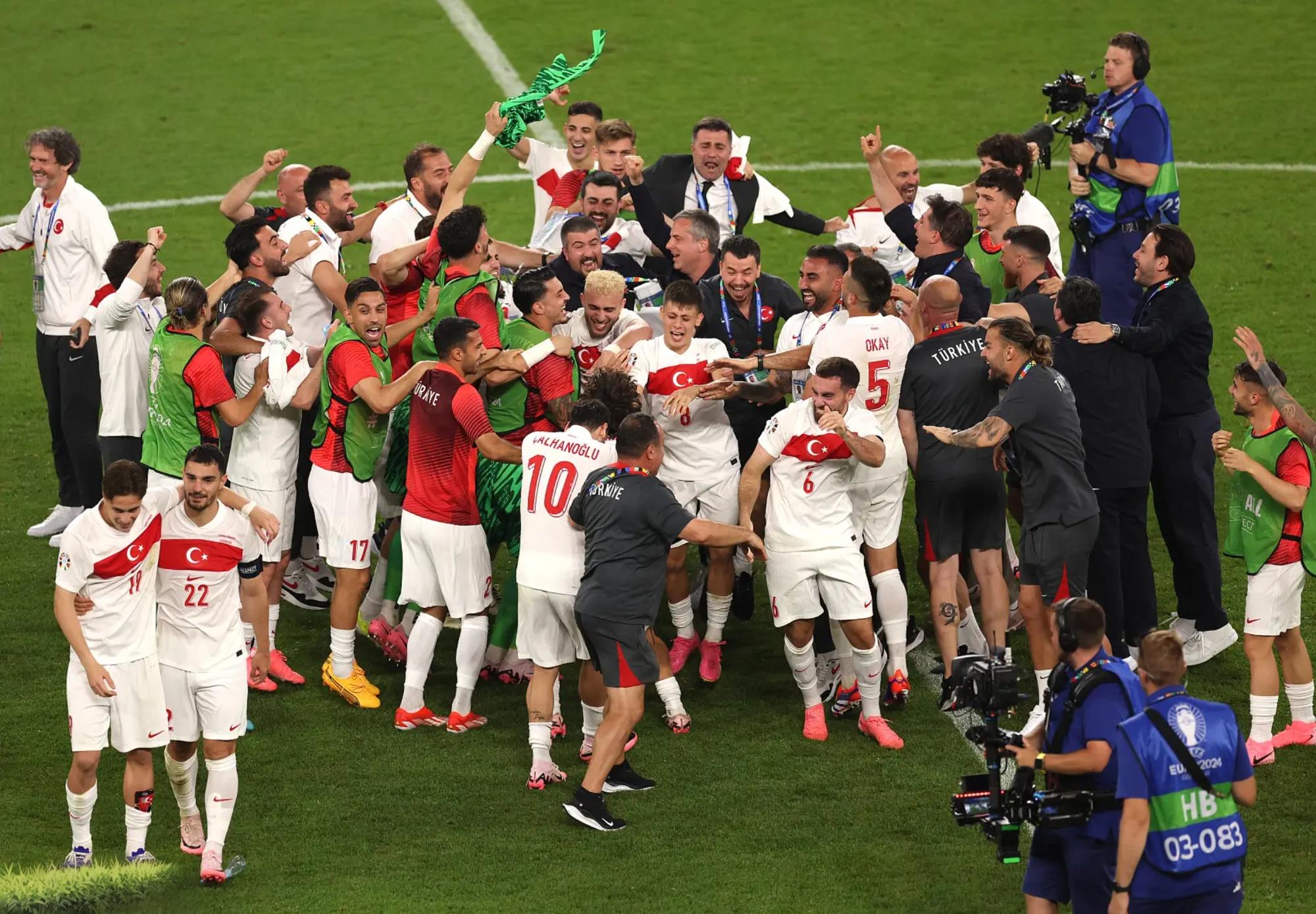 欧洲俱乐部联赛上演激烈对抗