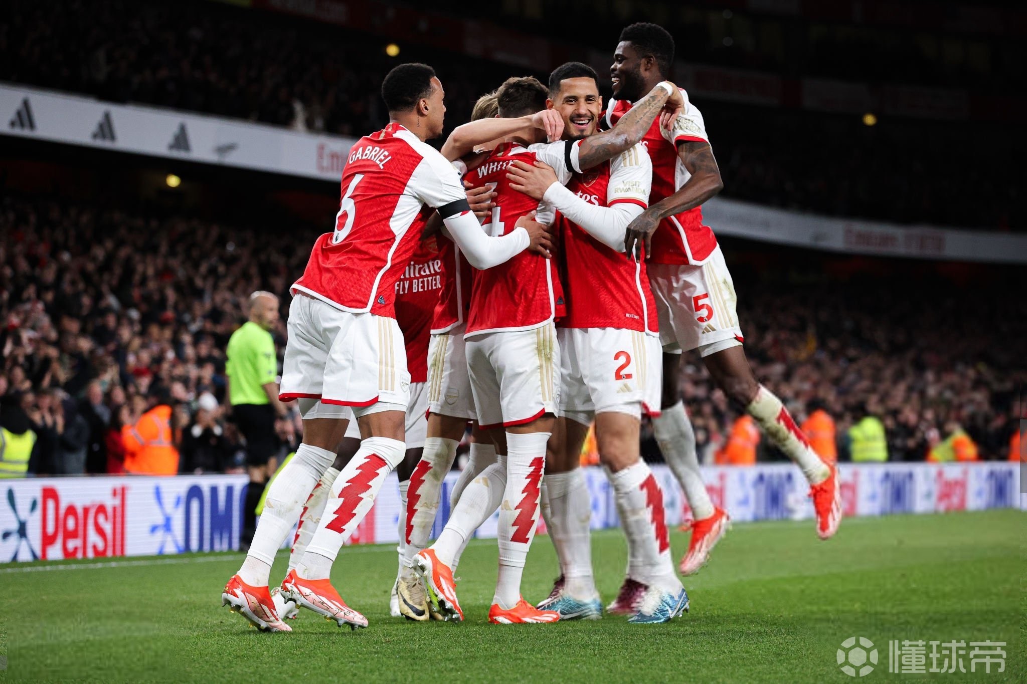 阿森纳主场氛围火爆,球迷热情助威球队 阿森纳主场氛围火爆,球迷热情助威球队