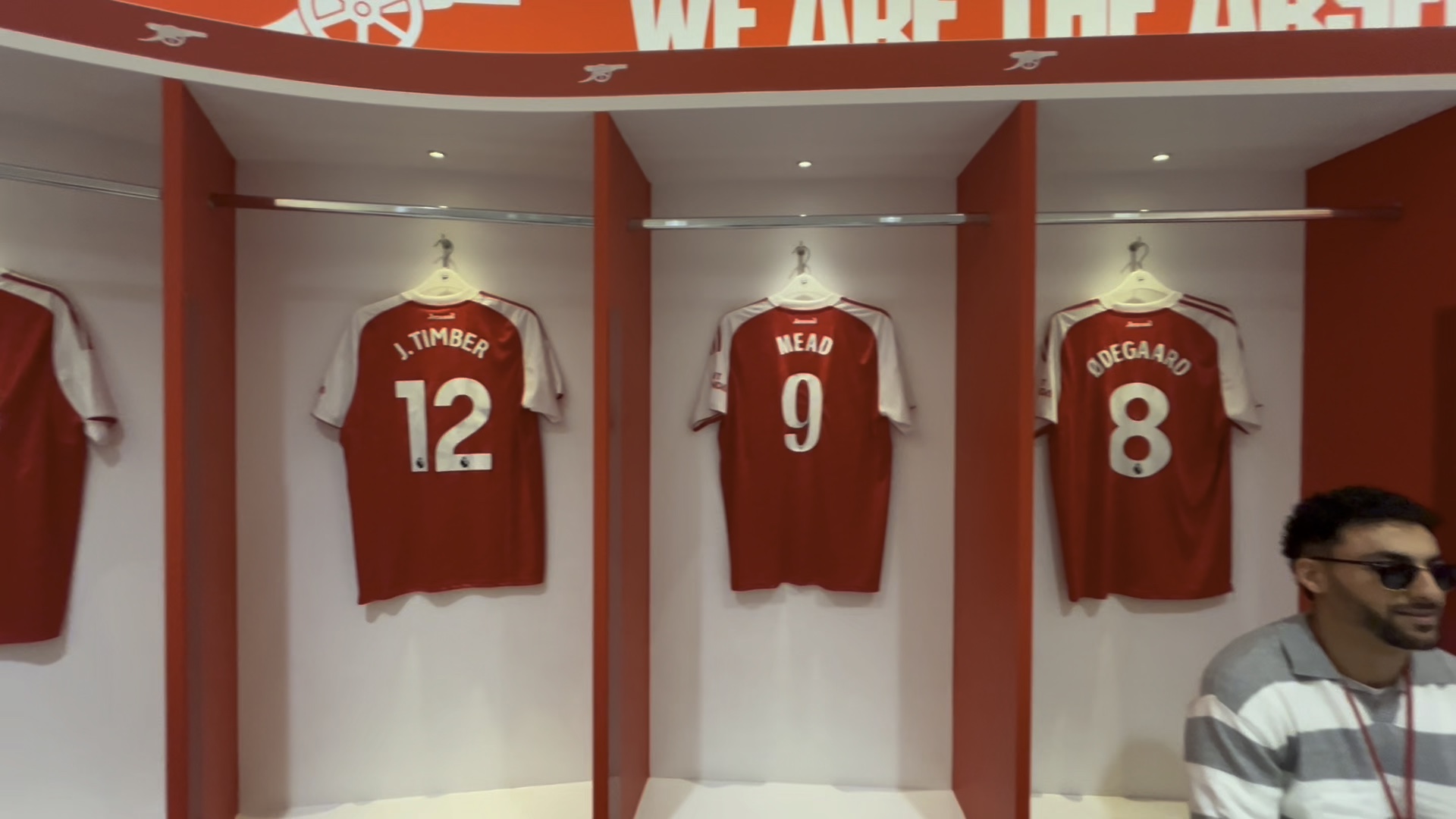 阿森纳主场氛围火爆,球迷热情助威球队 阿森纳主场氛围火爆,球迷热情助威球队