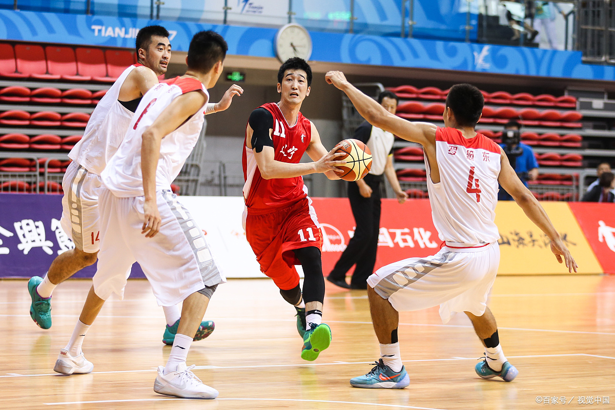 现场比赛激烈角逐，球员体能实战精湛