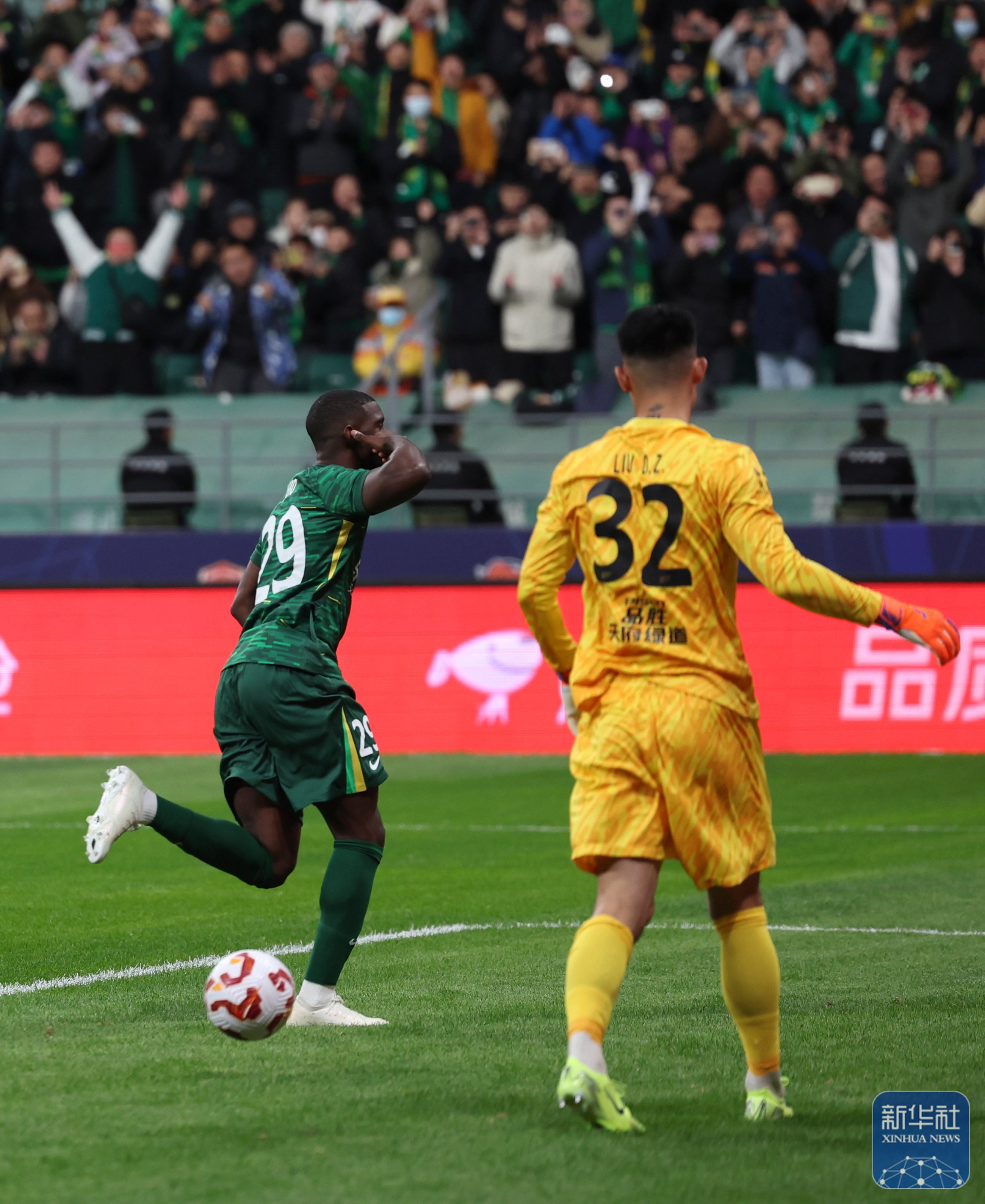 参赛球员在场上拼尽全力,争取每一分 参赛球员在场上拼尽全力,争取每一分