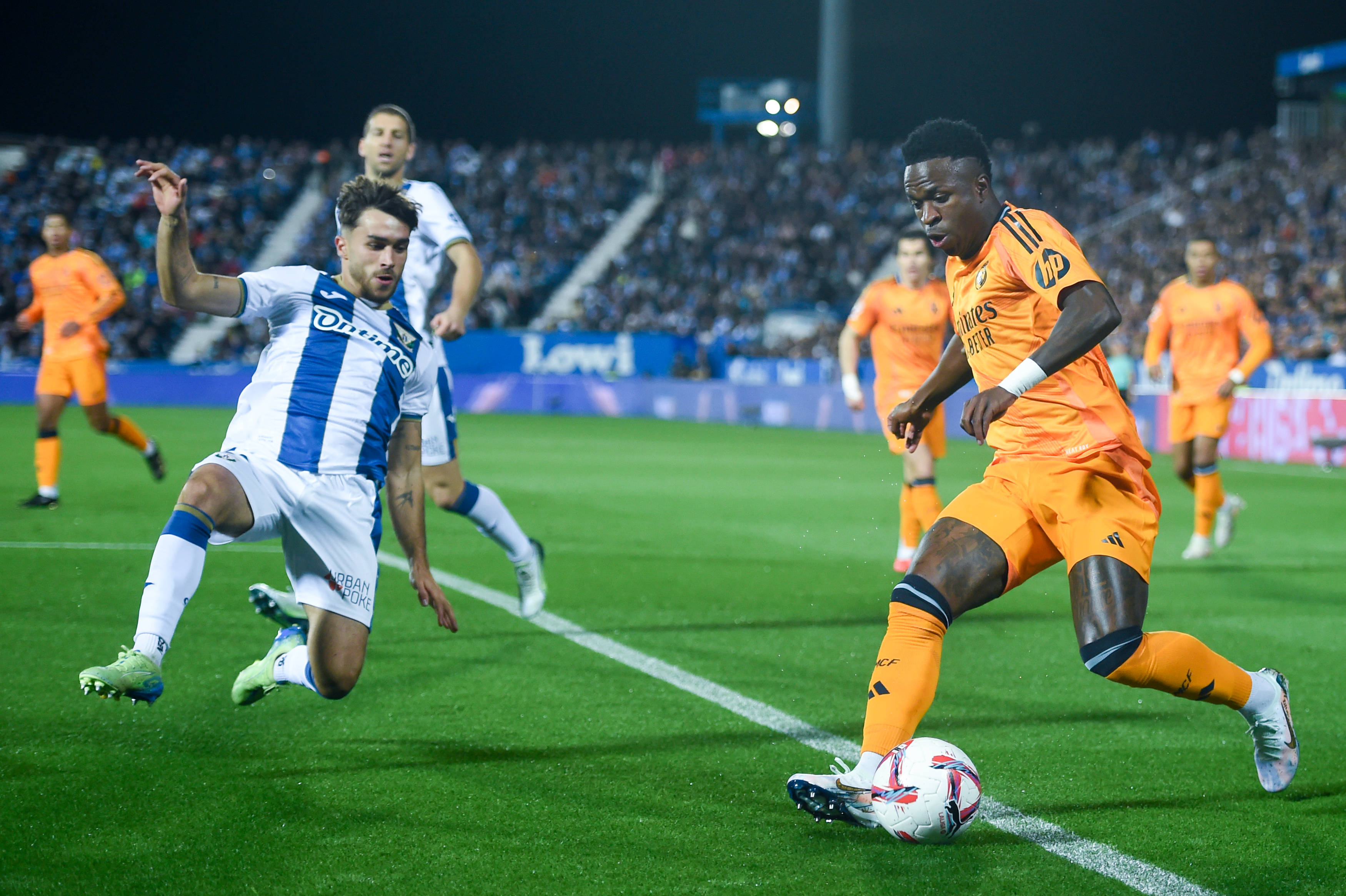 包含巴伦西亚客场大胜莱加内斯，势不可挡的词条