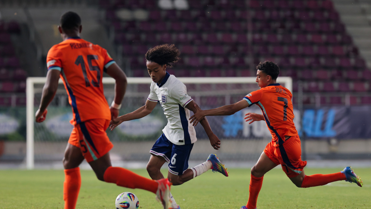 荷兰队全力备战,欧预赛即将打响 荷兰队全力备战,欧预赛即将打响