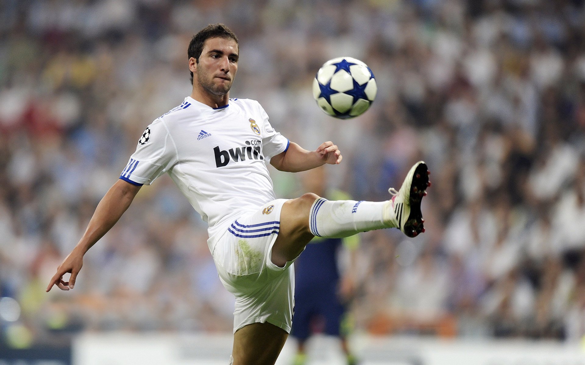 赛道上的王者,当杜兰特在F1揭幕战接管比赛,雄鹿式终结如何震撼体坛?