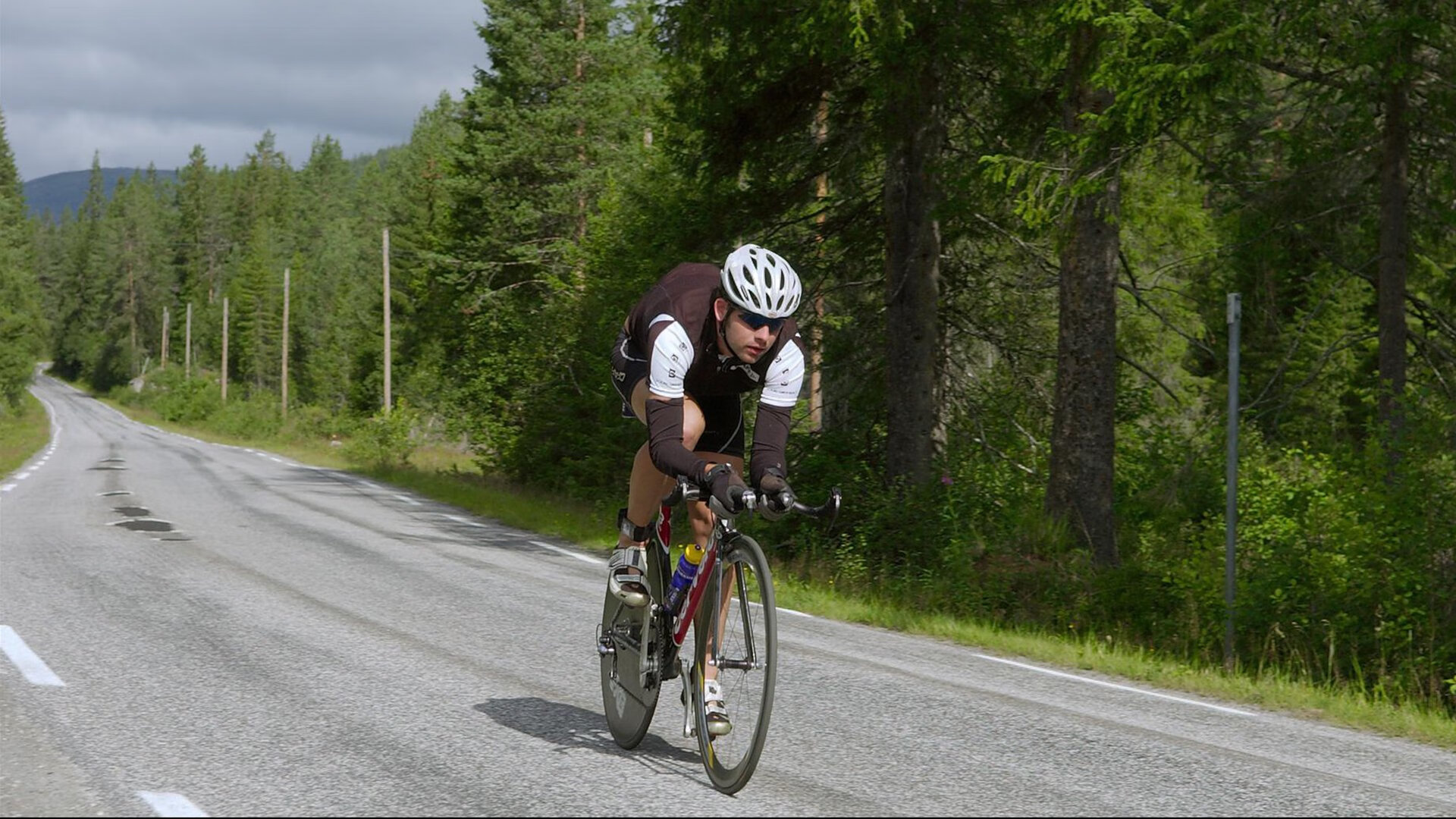 引擎轰鸣，英雄诞生，奥斯梅恩在F1新赛季揭幕战之夜的关键时刻